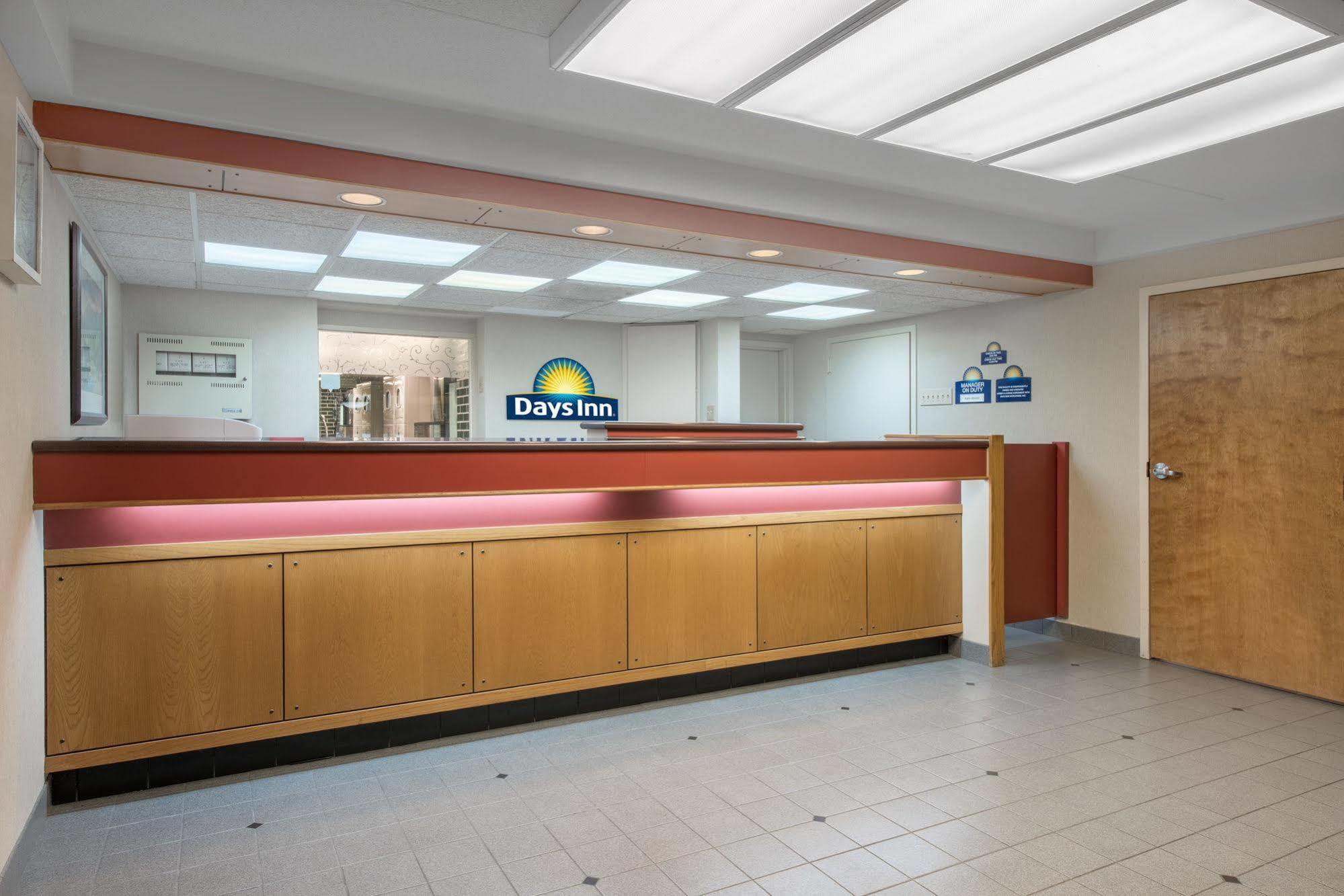 Days Inn By Wyndham Harrisburg North Екстер'єр фото